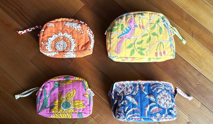 デリーのコンノートプレイスにある「Soma Shop」で購入した、鳥と植物が描かれたブロックプリントのポーチ