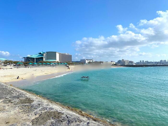 トロピカルビーチ（宜野湾市）の様子。オフシーズンでも景観の美しさに見入ってしまいます