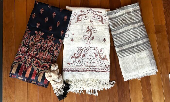 繊細な手刺繍のシンプルなストール