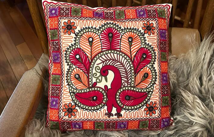 刺繍と鏡がかわいい、光がきらめくミラーワークのクッションカバー