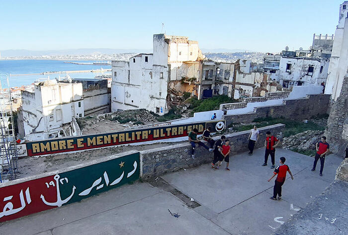 ＜カスバの空地でサッカーをして遊ぶ子どもたち＞