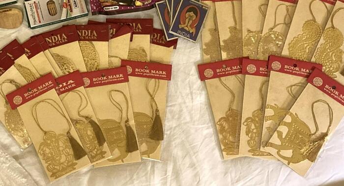 ゴールドで象やピーコックモチーフのブックマーク
