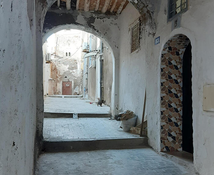 ＜奥へ入って行くと迷子になりそうな道＞