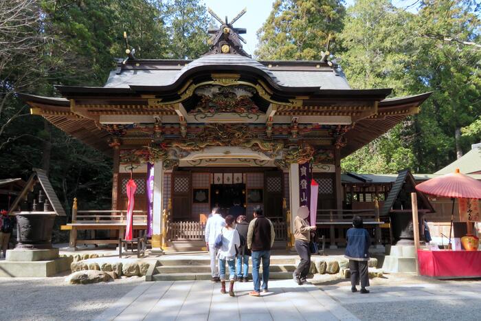 歴史感をただよわせる寳登山神社を彩る紅葉
