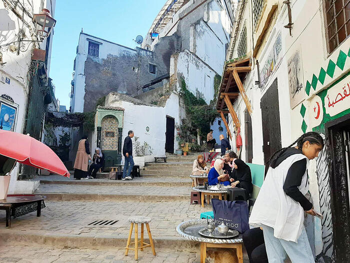 ＜カフェがある通り＞