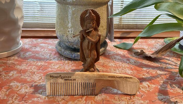 白檀の香りがふわりと漂う木製のクシ