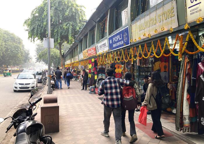 ニューデリーのコンノートプレイスから伸びるジャンパトロード