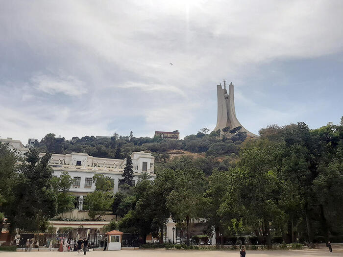 ＜園内から見えた独立殉教者記念塔＞