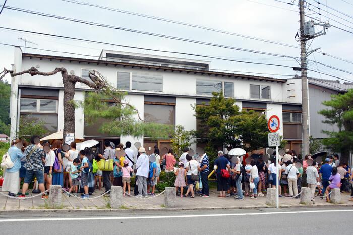 駅前通り商店街のかき氷専門店の行列