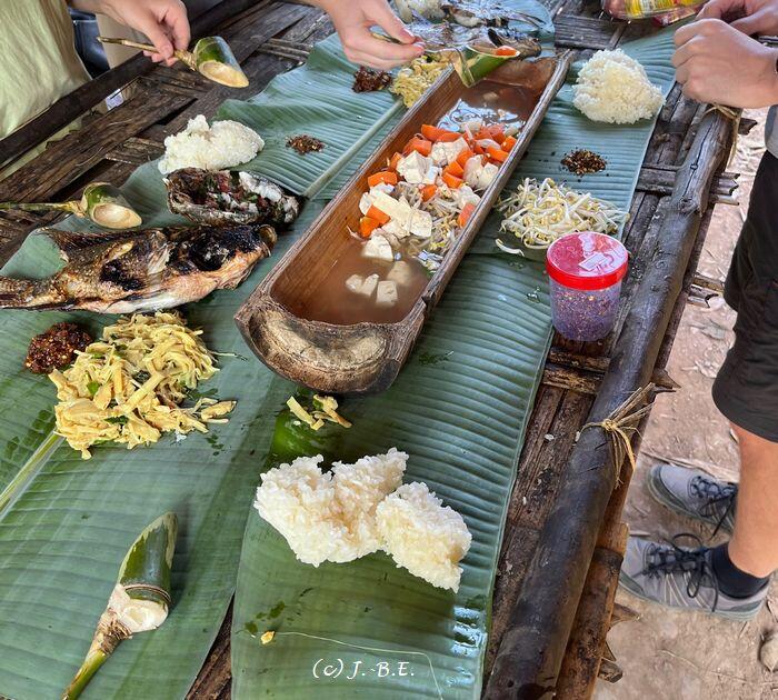 現地調達の食事：お箸やスプーンもガイドさんがその場で削って作ってくれたもの