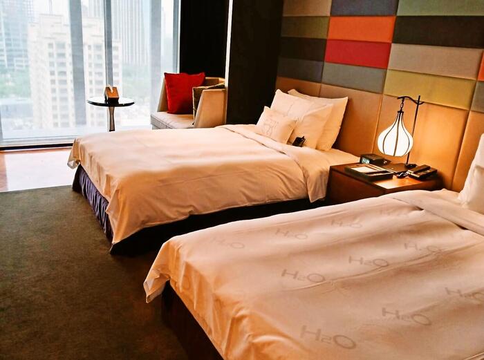 シングルベッドが二つの客室「豪華景觀房（ツインルーム）