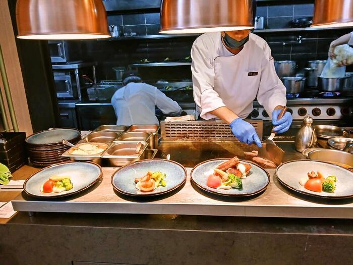 シェフが調理するメインディッシュ