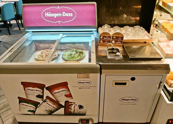 アイスクリームやミニケーキなどもあります