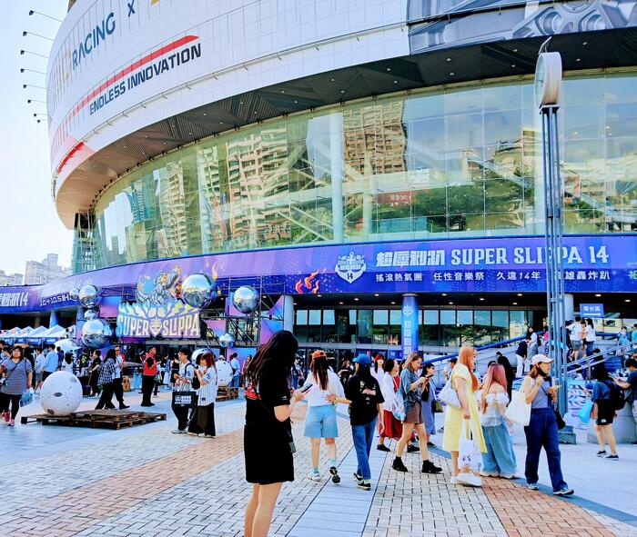 ＜いろいろなイベントが行われる「高雄巨蛋(高雄アリーナ)」＞