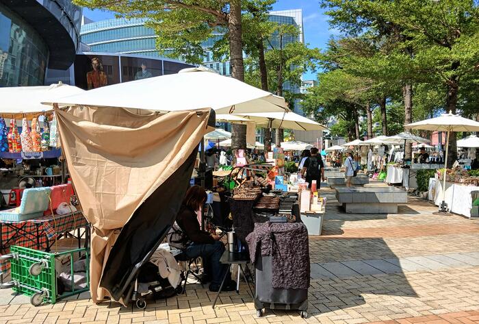 「高雄巨蛋(高雄アリーナ)」の隣はデパート「漢神巨蛋購物廣場」があり、週末には、屋外で手作りの雑貨、食べ物や飲み物などの屋台が出店するマーケットも行われています