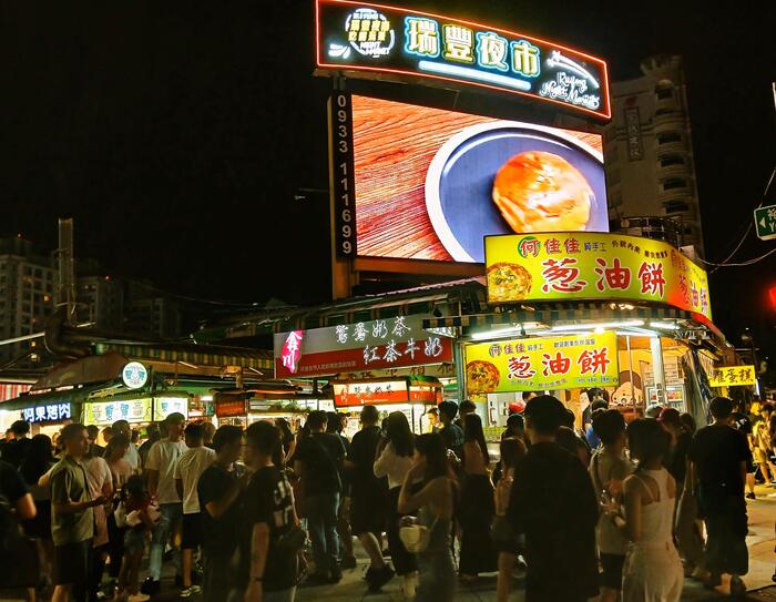 ＜ホテルから徒歩でアクセスできる、地元で人気の夜市「瑞豐夜市」＞