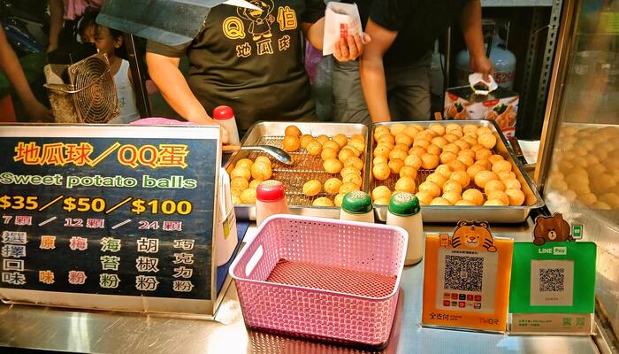 もちもちしたサツマイモボール「地瓜球」は食べ歩きにもおすすめ