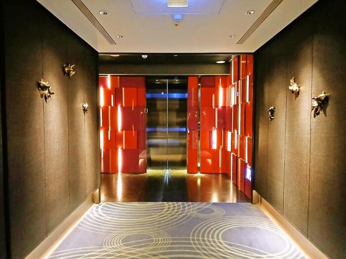 金魚のオブジェがすてきなフロアのエントランス