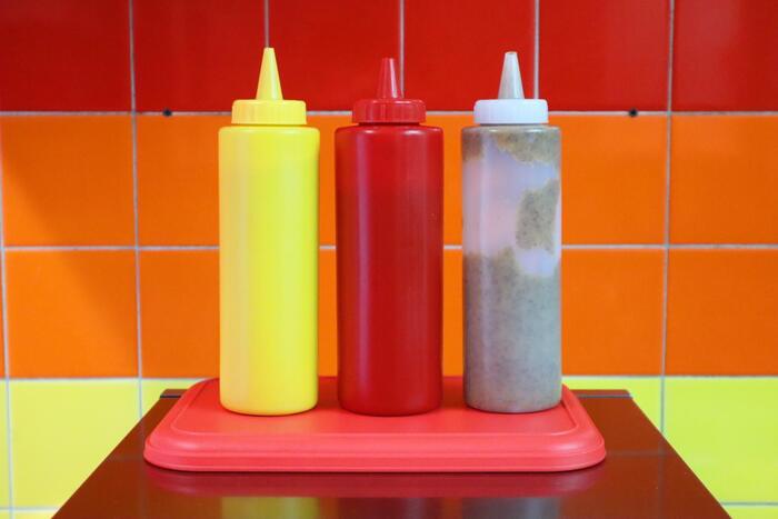 3色の容器に入ったマスタード