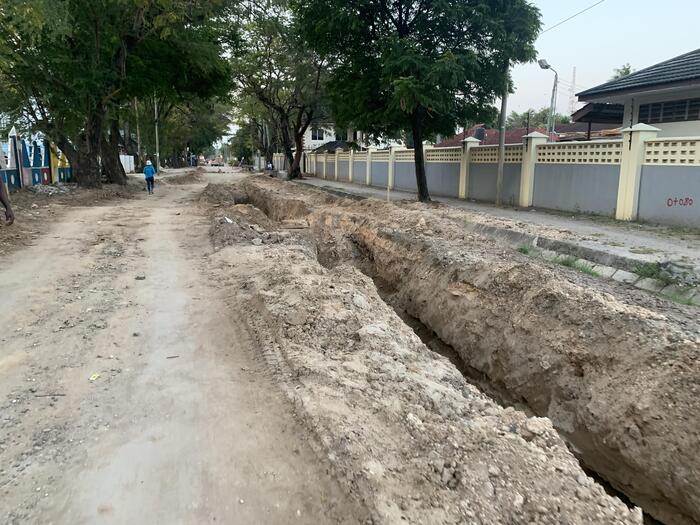 工事でボコボコの道