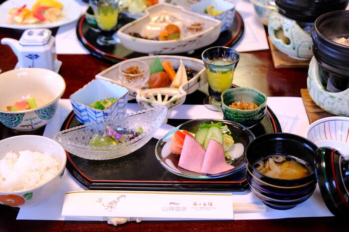 美濃焼の器に美しく盛り付けられた朝食