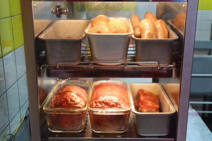 容器に入ったお肉やソーセージ