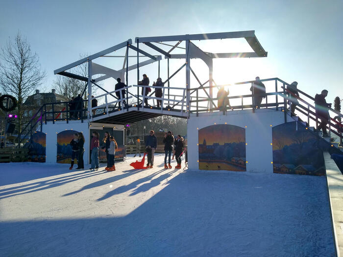 アムステルダムの観光名所「マヘレの跳ね橋」を模したアイコニックな橋