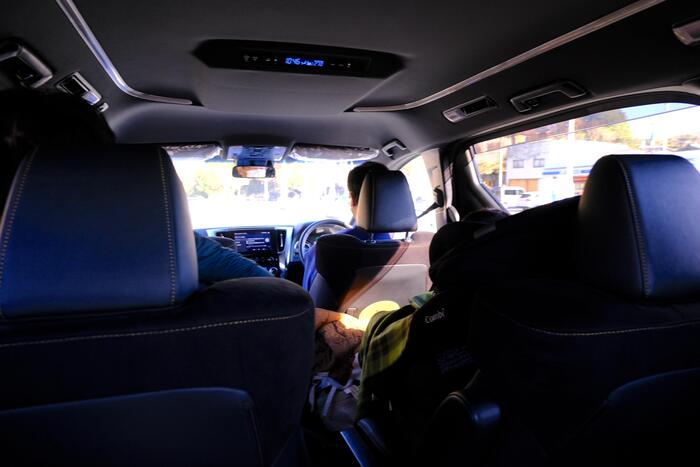 車内、おしぼりやブランケットがさっと手渡される