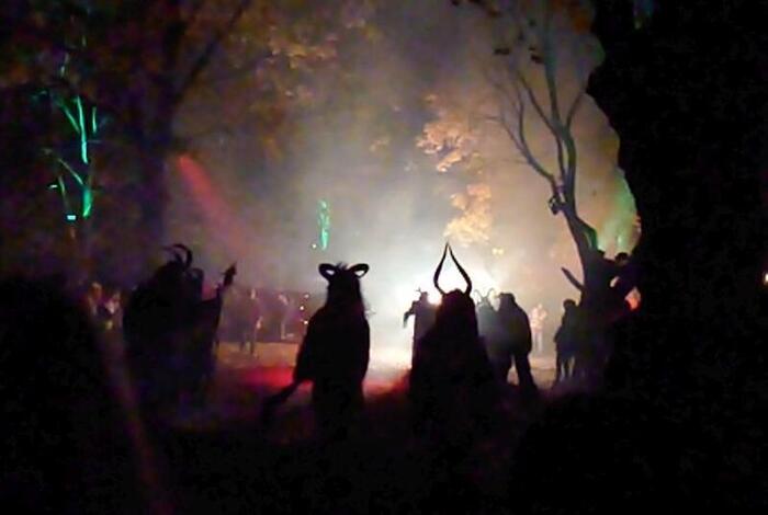 ＜異形の怪物たちが集う、ペルヒテンラウフのお祭り＞