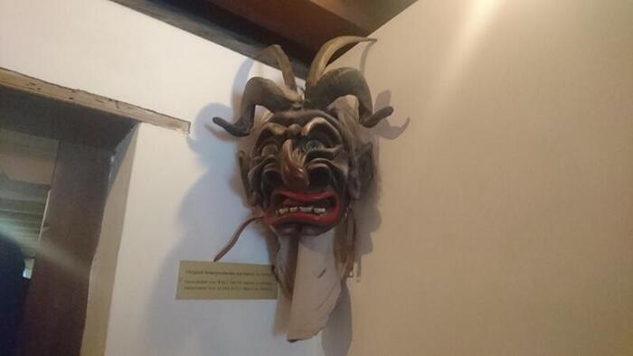 ＜アルプスの文化を紹介する資料館に展示されたペルヒテンの仮面＞