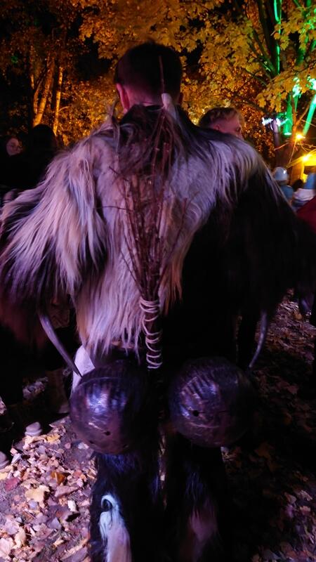 ＜ペルヒテンの背中についた巨大な丸い鐘と、木の鞭「ルーテ」＞