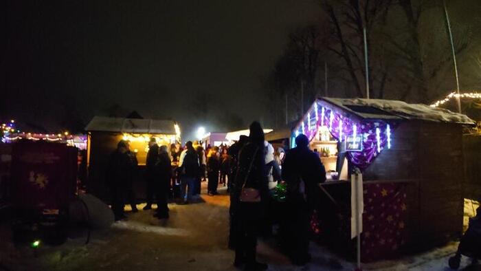 ＜村の小さなクリスマスマーケット＞