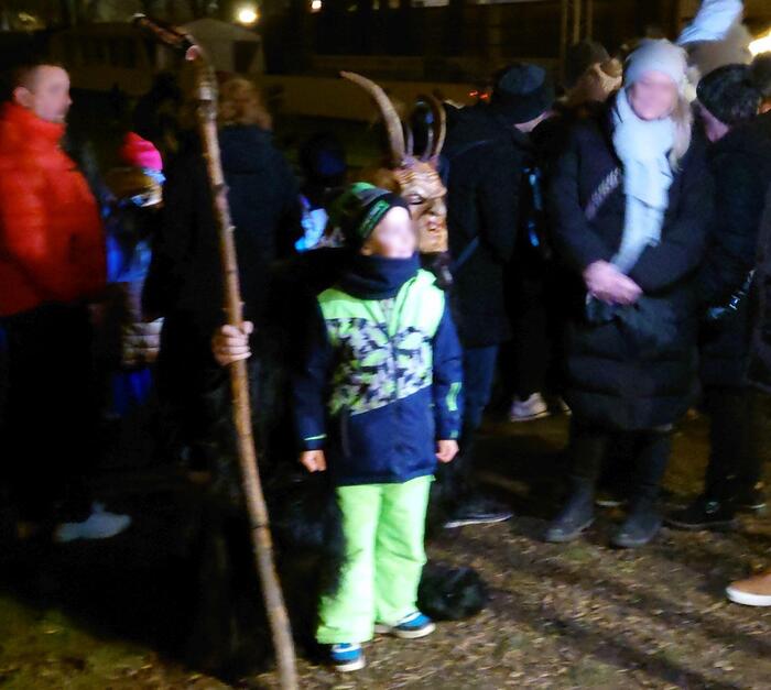 ＜ペルヒテンと記念撮影をする地元の子供＞