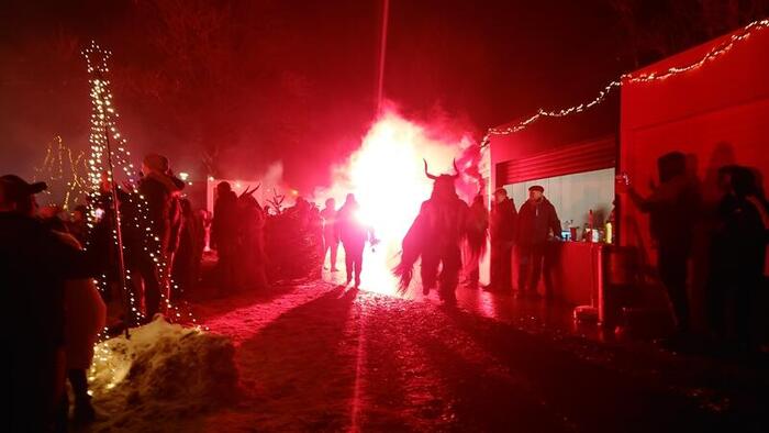 ＜クリスマスマーケットの売店の側を、角を生やした怪物が歩いてきます＞