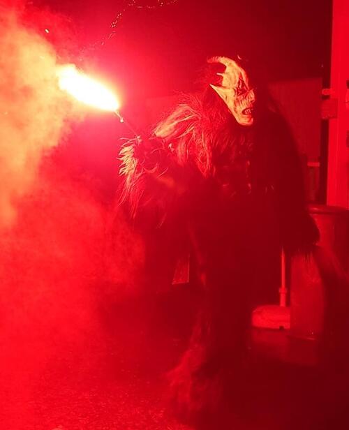 ＜道行く人を叩くため、左手に鞭を構える＞