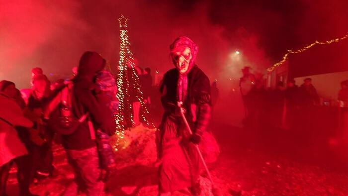 ＜ホラーな魔女は、箒を鞭代わりに叩いてきます＞