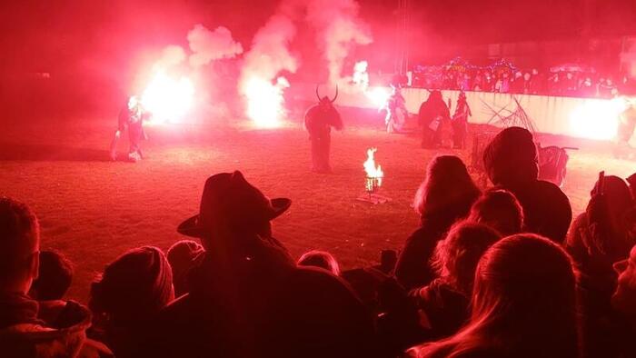 ＜火と煙で、どこかの異世界に迷い込んでしまったかのよう＞