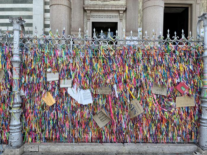 「ナザレ聖母」と印字されているリボン
