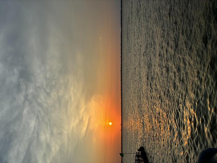 広大な川に沈む夕日は、非常に神秘的で美しい