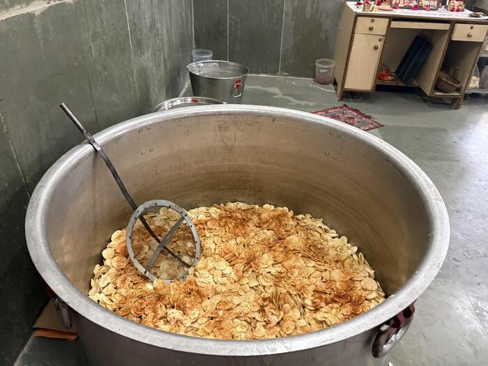 大きな鍋に揚げたチップス