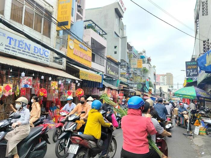 ベトナムのショッピング通り　バイクであふれる街