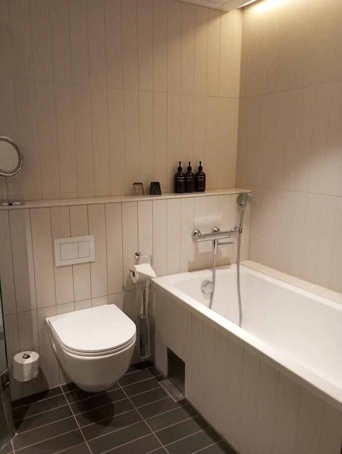 浴槽付きのバスルームも清潔