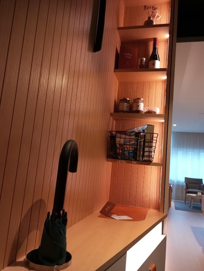 普通の傘がデザイン家具と間接照明によりインテリアの一部に見えてしまう