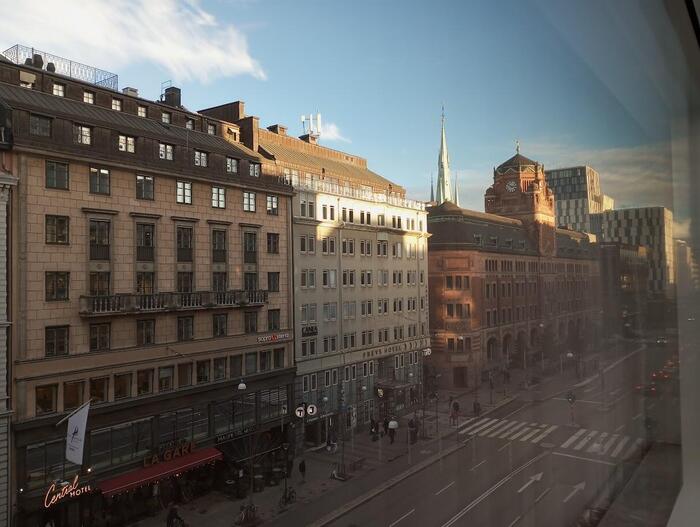 窓の外にはストックホルムの中央駅がある大通り