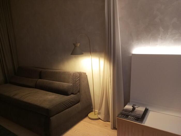 部屋にある本やランプの形、カーテンの色など細かい部分も統一感があってお洒落