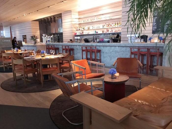 早朝からキャンドルや花が置かれ映える空間　レストラン