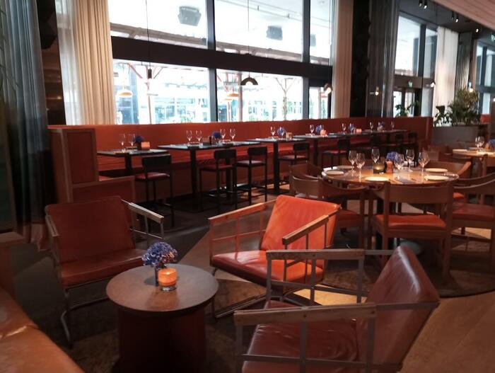 レストランのソファ　広い空間　