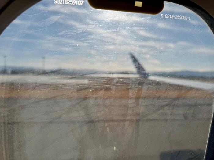 飛行機　窓汚れ　黄砂