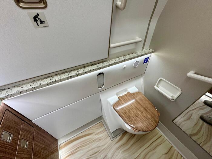 エミレーツ航空　ボーイング777-300　トイレ