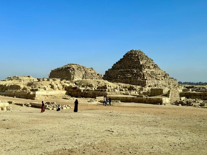 エジプト　ギザ　ギザの三大ピラミッド　クフ王　王妃